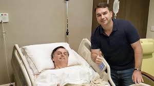 Boletim médico informa que Bolsonaro está sem dor e vai iniciar fisioterapia