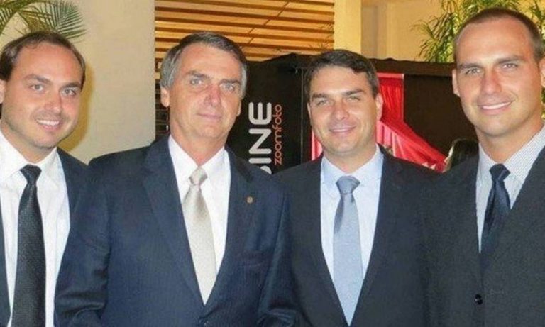 Presidente Bolsonaro é operado e os três filhos estão no hospital