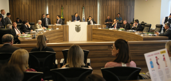 Pressionados por servidores, Assembleia Legislativa do Paraná decide adiar votação proposta que acaba com a licença-prêmio