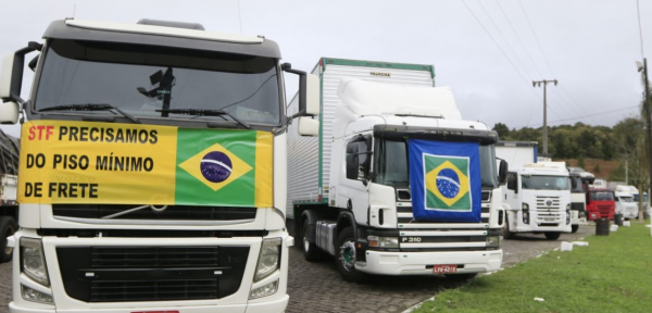 Caminhoneiros do Paraná iniciam protesto e podem parar na quarta-feira (04)