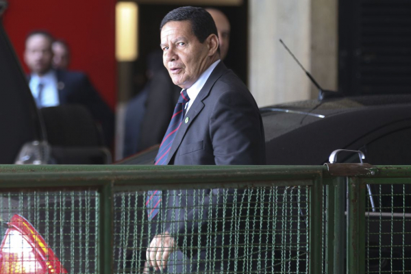 “Não dá para derrubar o Governo, mas perturba”, diz o vice Mourão sobre o caso Bolsonaro/Meirelles