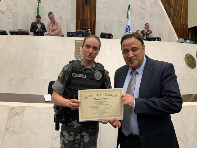 Hussein Bakri homenageia primeira mulher a treinar cães na Polícia Militar do Paraná