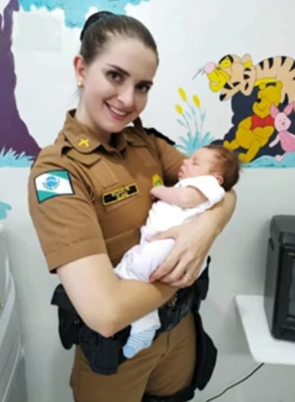 Deputado Bakri homenageia policial que ajudou mãe, por telefone, a salvar bebê engasgado, em São Mateus do Sul