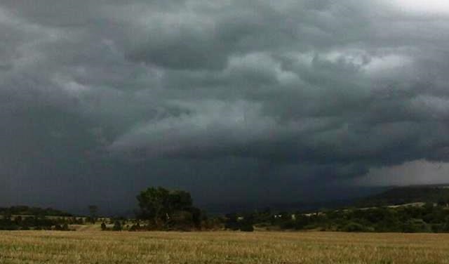 INMET emite alerta de perigo para tempestades e granizo no Paraná