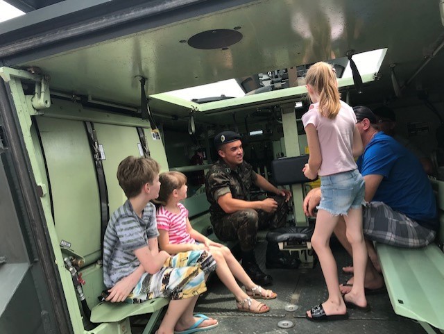 Helicóptero da Polícia Militar participa do Projeto Amigos do Povo em Cruz Machado