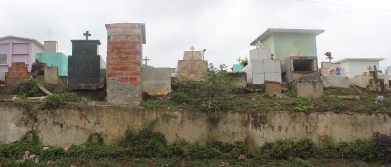 Prefeitura de União da Vitória pede apoio para resolver problema de túmulos em ruína no Cemitério Municipal Bom Jesus