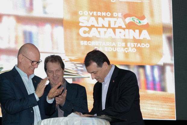 Na presença do governador de Santa Catarina, diretores de escolas assinam Termo de Compromisso de Gestão