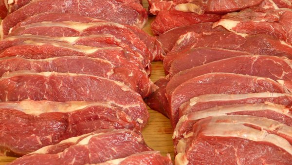 Produtores ganham mais com a exportação, mas a carne para os brasileiros custa cada vez mais