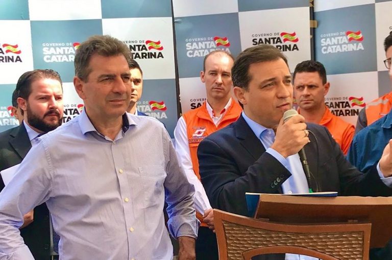 Deputado Cobalchini não parece nada preocupado com a “porcaria” do asfalto do acesso a Santa Cruz do Timbó