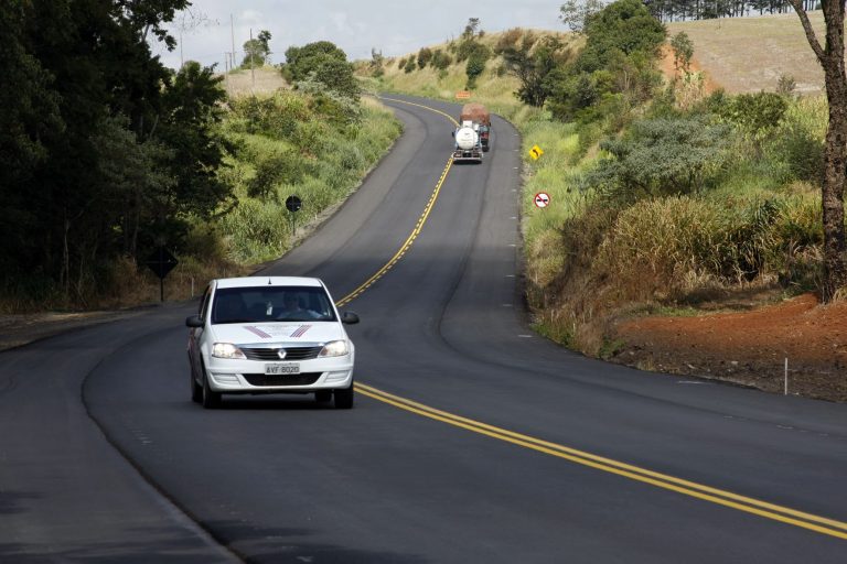 Parceria do Governo do Paraná com o BID garante R$ 320 milhões para a infraestrutura, inclusive a pavimentação da PR-364 que liga São Mateus do Sul a Irati