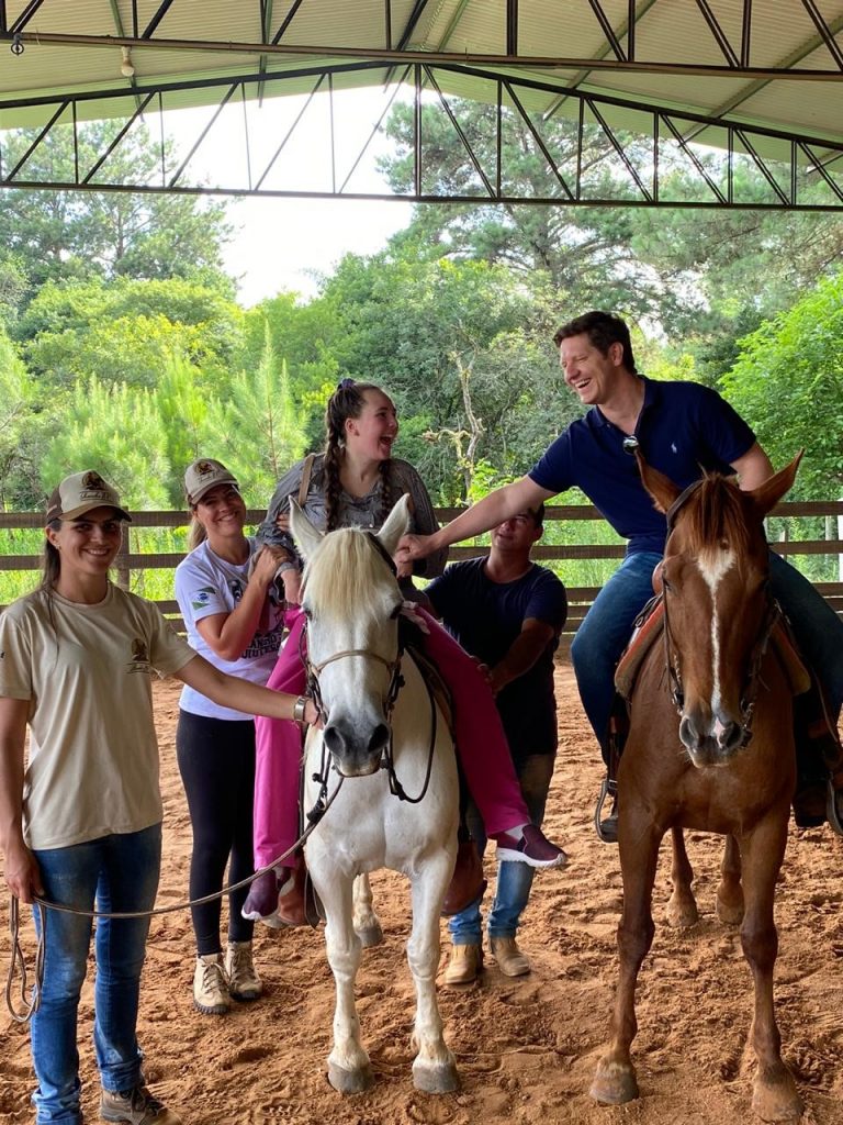 Equoterapia beneficia pessoas com deficiência física em União da Vitória