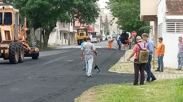 União da Vitória em Transformação: Secretaria de Obras inicia o asfaltamento da Rua Coronel Gualberto