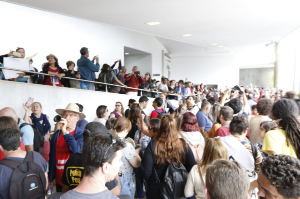 Presidente Ademar Traiano pede que Justiça determine que manifestantes desocupem a Assembleia Legislativa