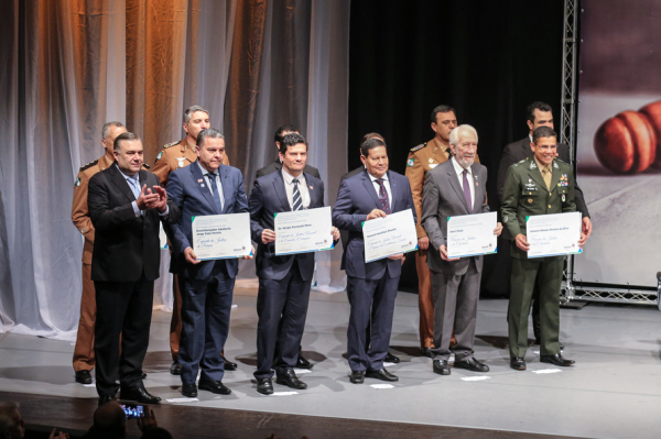 Vice Hamilton Mourão diz em Curitiba que “estamos vivendo uma era de mares revoltos, de céus um tanto quanto cinzentos e que o mundo se encontra em um ponto de mutação”