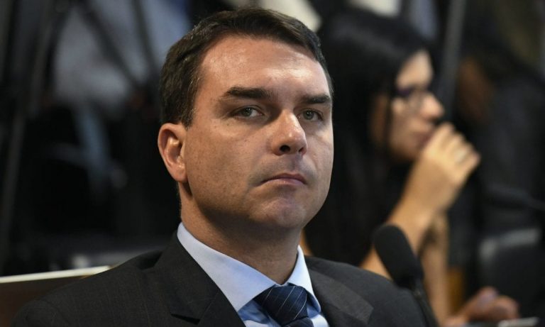 Ministério Público cumpre mandados de busca e apreensão em endereços de ex-assessores de Flávio Bolsonaro