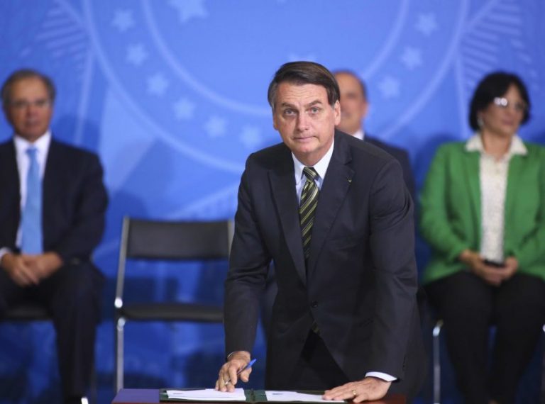 Medida Provisória (MP) assinada por Bolsonaro acaba com o registro profissional de 13 categorias