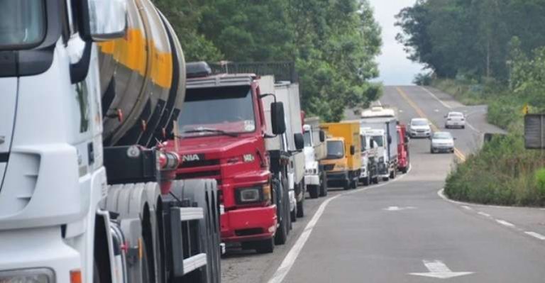 Em várias regiões do país, caminhoneiros podem iniciar nova paralisação nesta segunda-feira (16)