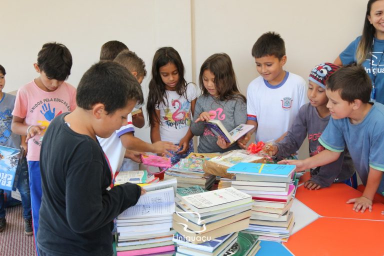 Centro Universitário Uniguaçu doa livros para o Instituto Piamarta