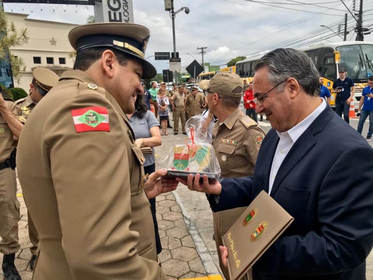 Raimundo Colombo recebe diploma de “Amigo” do 12 RPM de Jaraguá do Sul