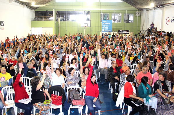 Professores do Paraná entraram em greve nesta segunda-feira (02) por tempo indeterminado