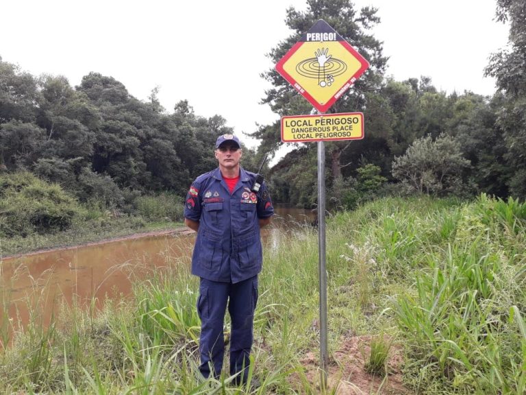 Corpo de Bombeiros de Porto União instala placas que indicam locais perigosos em rios e cachoeiras