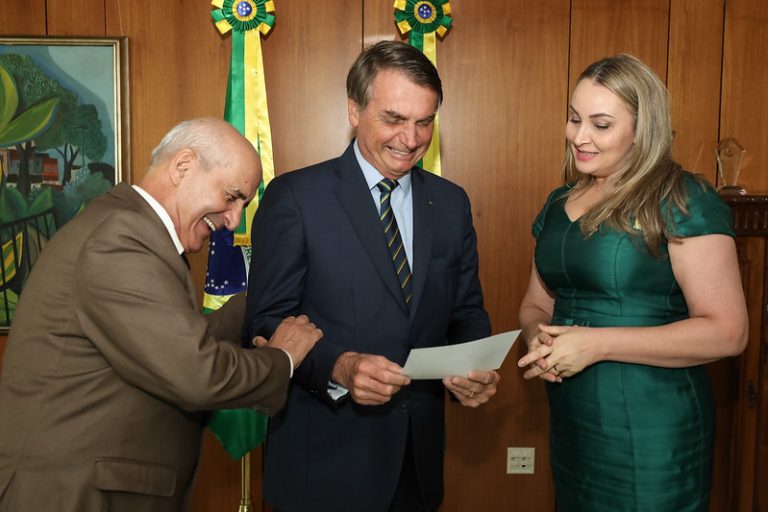 Distante do governador Carlos Moisés da Silva, presidente Bolsonaro se aproxima da vice Daniela Reinehr