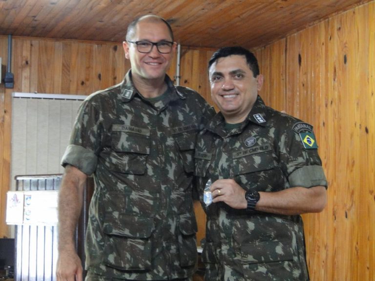 Mudança nesta terça-feira (21) no comando do 5º Batalhão de Engenharia de Combate Blindado e concessão de cidadania honorária