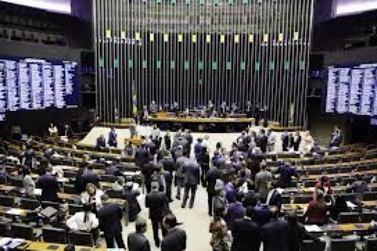 Deputados federais querem calar os juízes