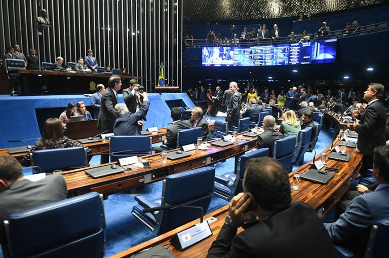 Os gastos exagerados dos senadores, inclusive do paranaense Flavio Arns