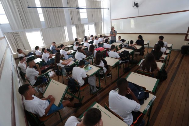 Iniciada chamada de professores temporários para a rede estadual  catarinense