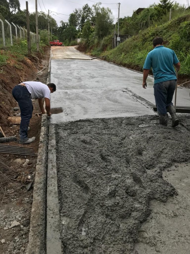 Ruas íngremes de Porto União são concretadas pela Secretaria de Obras