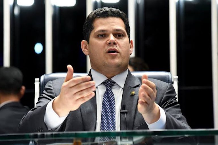 Ele (senador Davi Alcolumbre) debocha da população brasileira