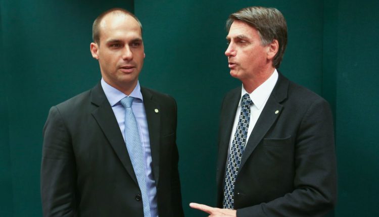 Presidente Jair Bolsonaro já condecorou seus filhos várias vezes