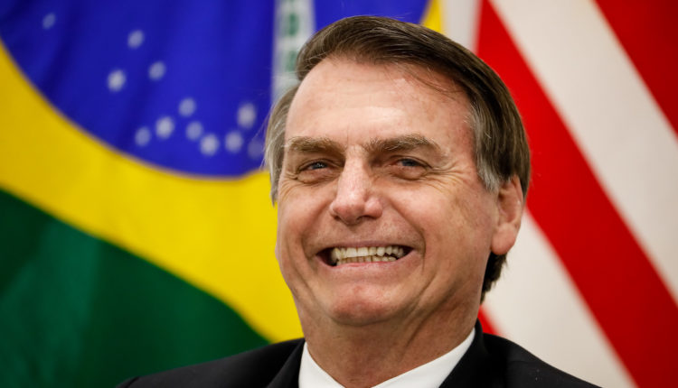 Pesquisa revela que popularidade do presidente Jair Bolsonaro está crescendo