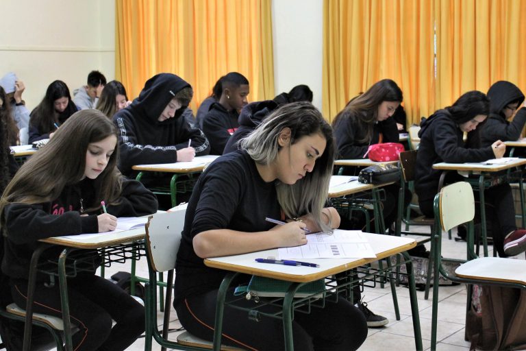 Mais de 1 milhão e 200 mil alunos fazem nesta terça-feira (18) a Prova Paraná 2020