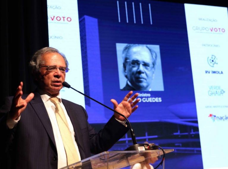 Ministro Paulo Guedes (Fazenda) critica dólar baixo: “até empregada doméstica ia para Disney”, nos Estados Unidos