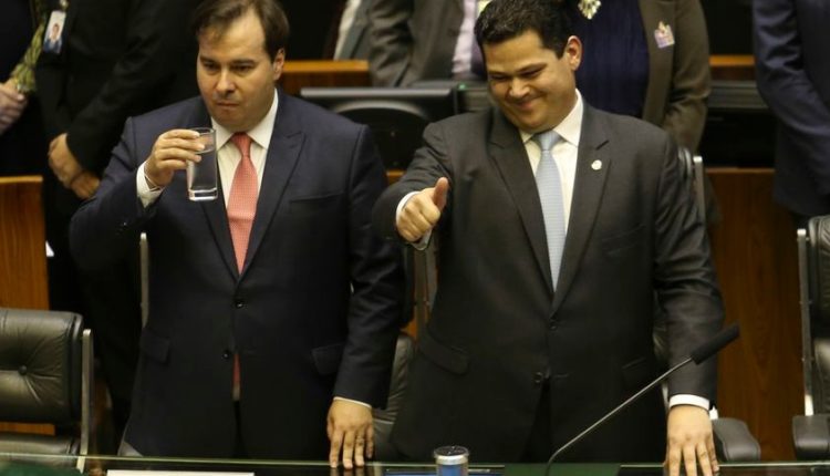 Rodrigo Maia (Câmara Federal) e Davi Alcolumbre (Senado) procuram amenizar crise “com panos quentes”