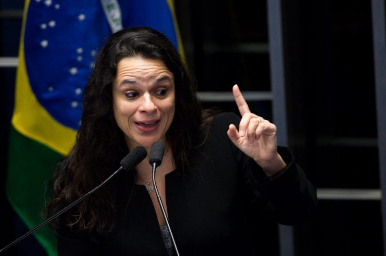 Advogada/deputada Janaina Paschoal (preocupada) diz que Bolsonaro está seguindo “receita para cair”