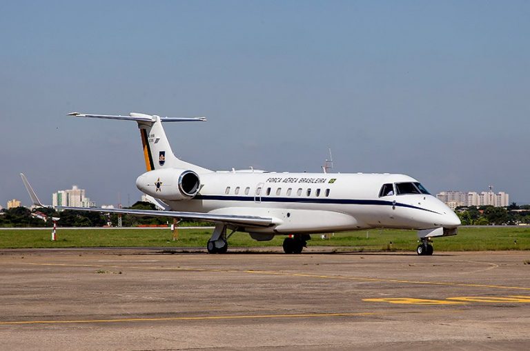 Decreto de Bolsonaro proíbe o uso de aviões da FAB para autoridades se deslocaram para suas cidades