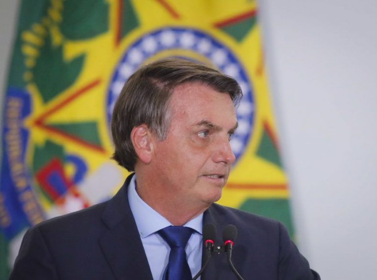 Bolsonaro pede que apoiadores compareçam à manifestação do dia 15, mas que não quer que seja contra os Poderes, mas para fortalecer a democracia