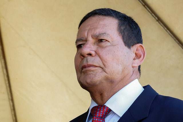 Vice-presidente Hamilton Mourão sobre Eduardo Bolsonaro: “Ele tem cargo no governo”?