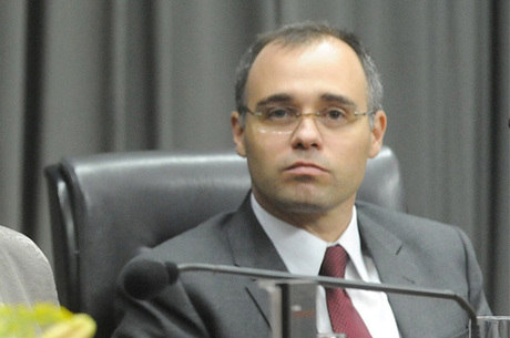 André Mendonça é o novo ministro da Justiça e Alexandre Ramagem o novo diretor-geral da Polícia Federal