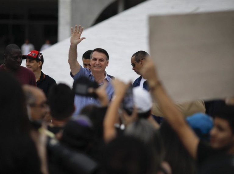 Contra o isolamento, presidente Jair Bolsonaro volta a criticar governadores e prefeitos