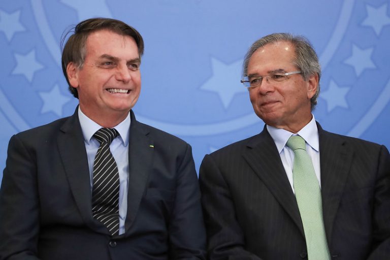 Após rumores de que Paulo Guedes deixaria o Governo, Bolsonaro diz que “ele é o homem que nos dá o norte, as recomendações e o que devemos seguir”