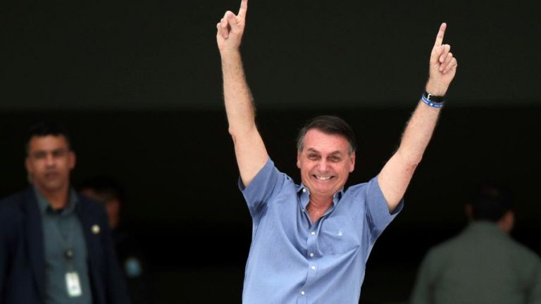 Bolsonaro cai de vez nos braços do centrão