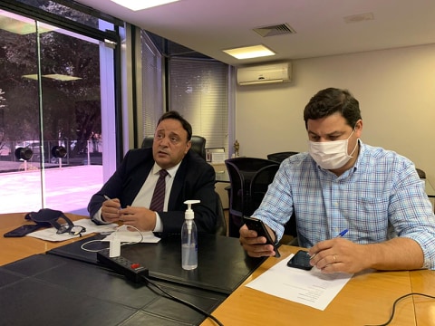 Deputado Hussein e secretário Alex discutem com moradores projeto de contenção do morro que dá acesso ao bairro Dona Mercedes