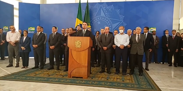 Bolsonaro contesta Sergio Moro e nega que tenha tentado interferir na Polícia Federal para proteger a família