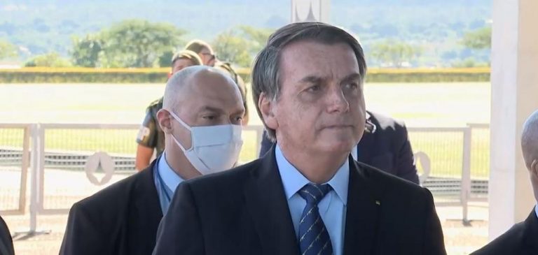 Presidente Jair Bolsonaro se irrita em discurso: “Estou com as armas da democracia em minhas mãos”