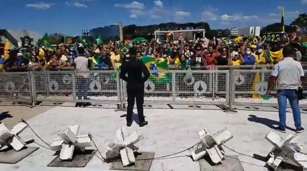 Jornalistas são agredidos com chutes, murros e empurrões por apoiadores de Bolsonaro