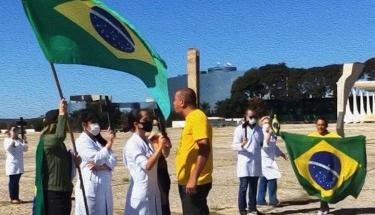 Seguidores de Bolsonaro atacam profissionais da saúde  em Brasília